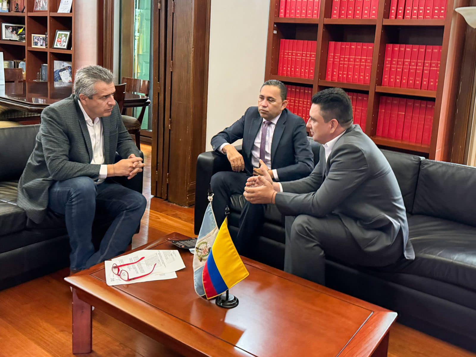 Gobernador de Arauca y Representante a la Cámara se reúnen con Ministro del Interior para abordar la crisis en Arauca.